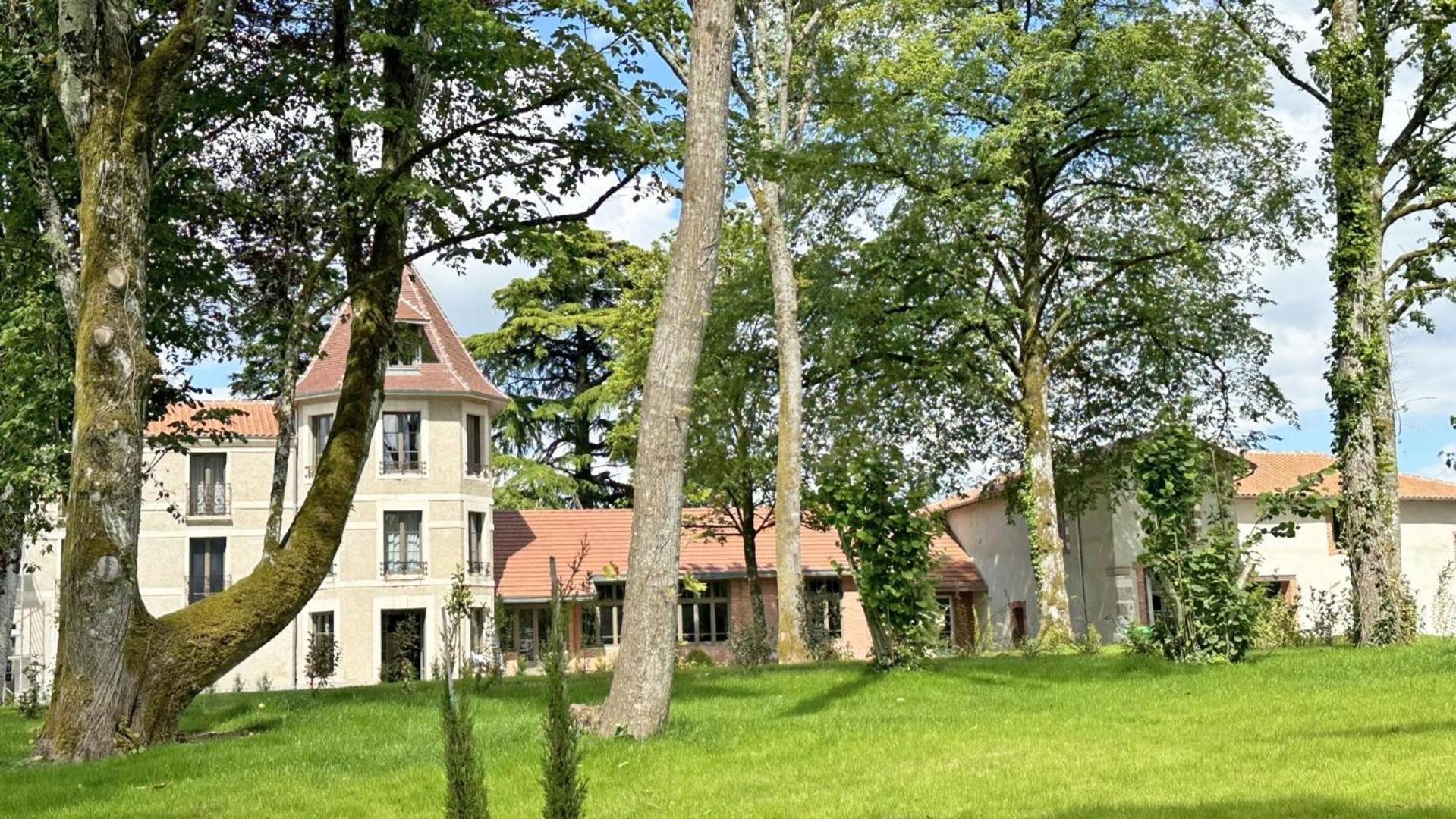 Le Manoir Des Perrieres Bed & Breakfast Rochechouart Bagian luar foto