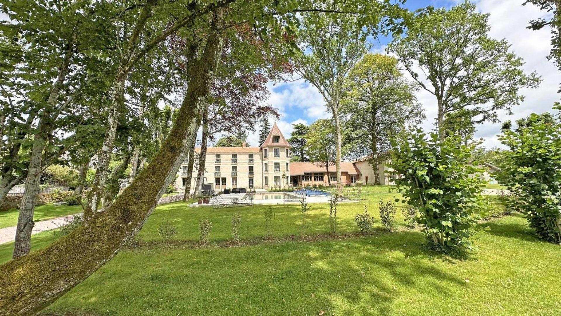 Le Manoir Des Perrieres Bed & Breakfast Rochechouart Bagian luar foto
