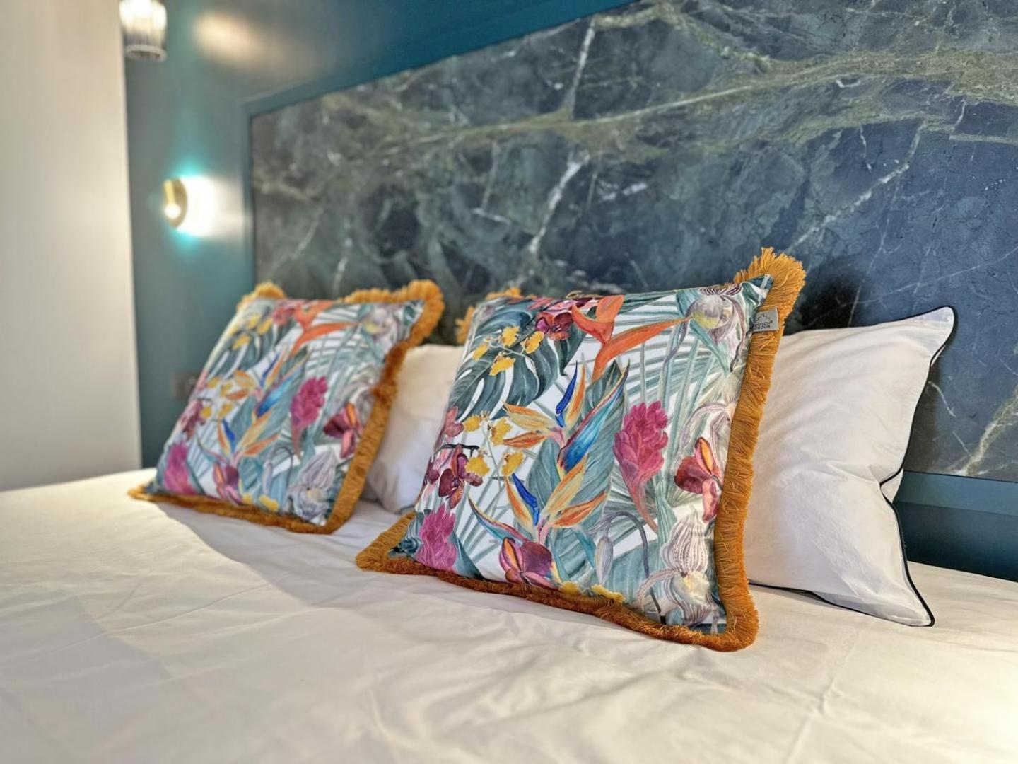 Le Manoir Des Perrieres Bed & Breakfast Rochechouart Bagian luar foto