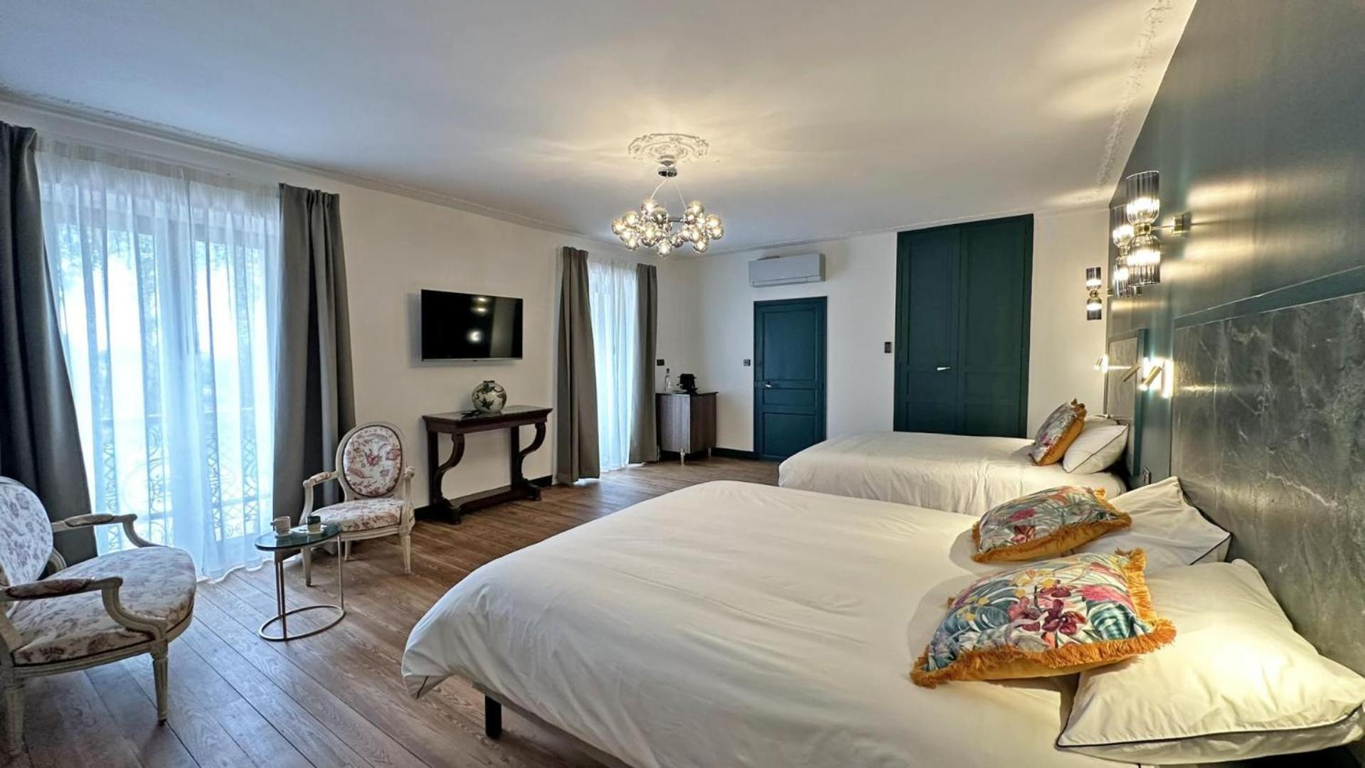 Le Manoir Des Perrieres Bed & Breakfast Rochechouart Bagian luar foto