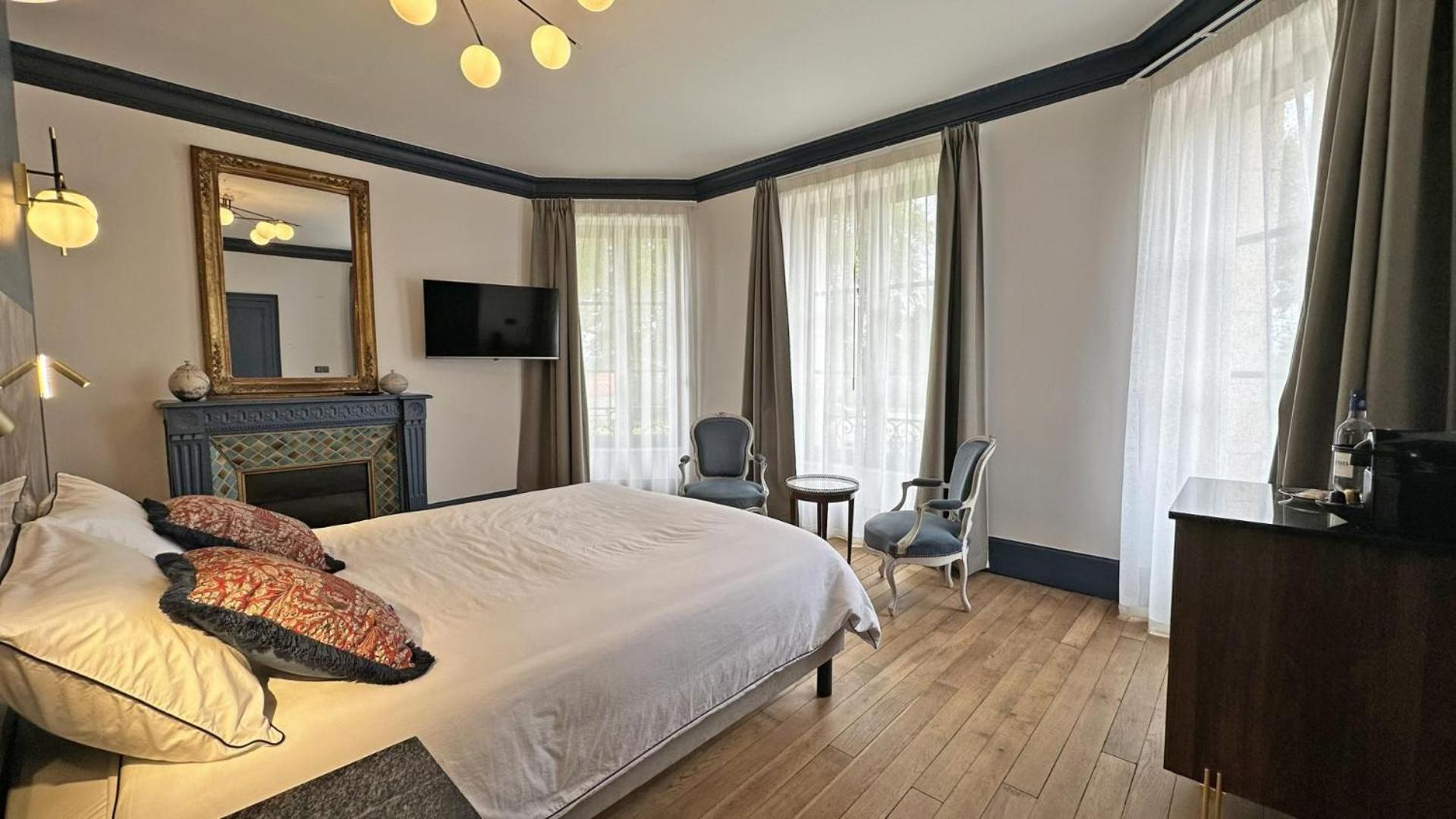 Le Manoir Des Perrieres Bed & Breakfast Rochechouart Bagian luar foto