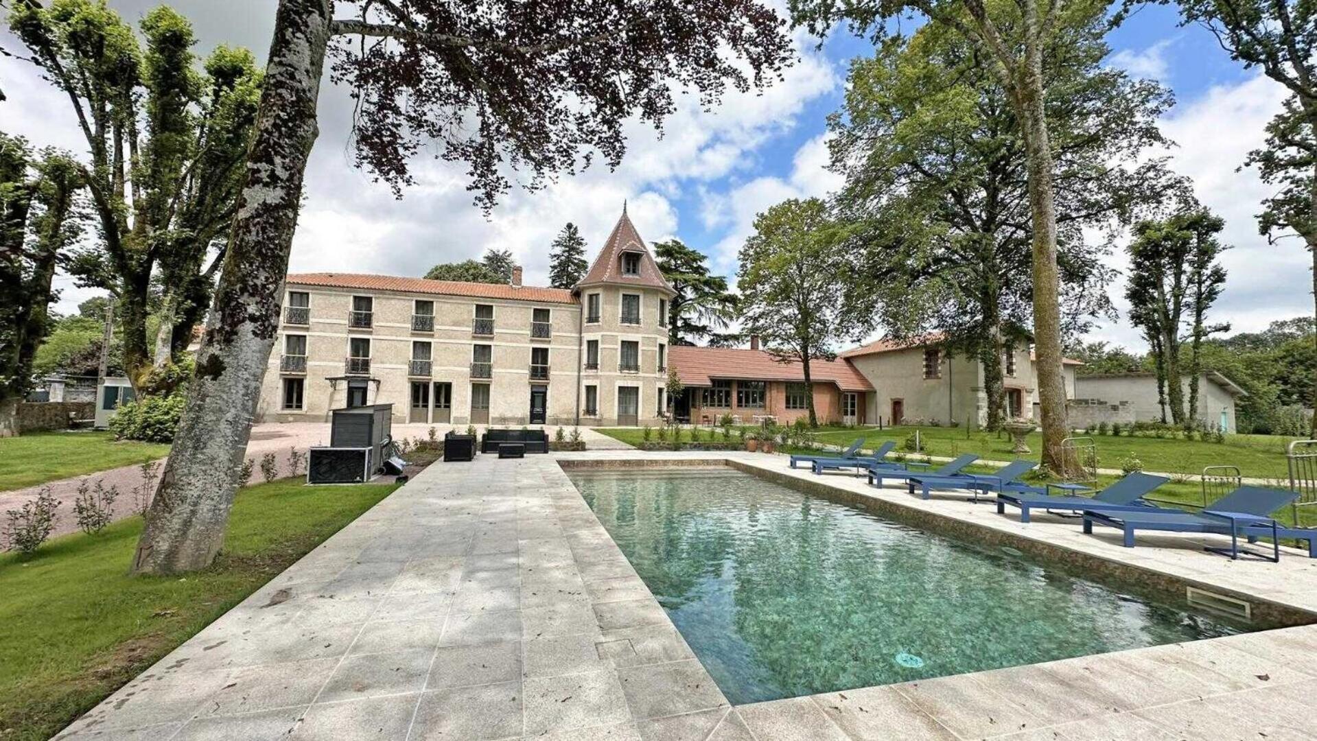 Le Manoir Des Perrieres Bed & Breakfast Rochechouart Bagian luar foto